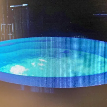 Bright With Hot Tub - By Traum * אבלטופט