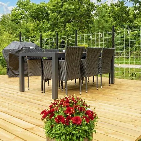 Bright With Hot Tub - By Traum